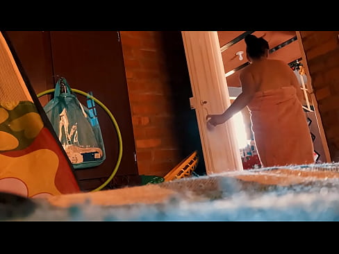 ❤️ Meu tio me segue no chuveiro, ele me fode enquanto eu tomo banho. ❤ Porno fodido em nós ❌