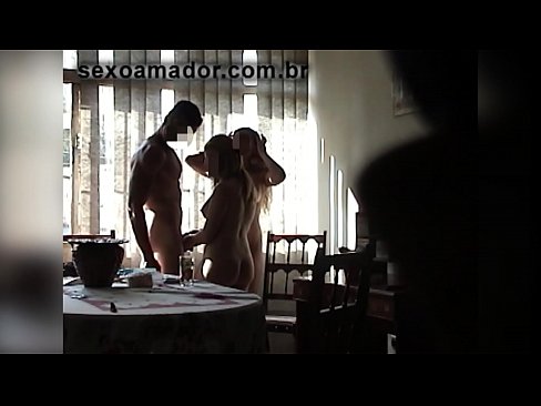 ❤️ Amigos sexuais convidam um homem gigante e uma ménage à trois com ele ❤ Porno fodido em nós ❌