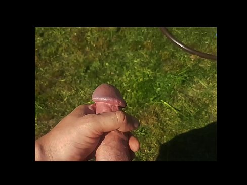 ❤️ A boazona se fode e se ejacula com um esguicho em um jardim de verão ❤ Porno fodido em nós ❌