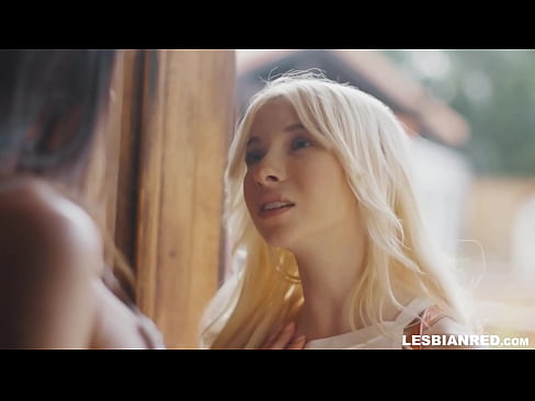 ❤️ A menina volta para casa alguns meses depois e acaba comendo a xoxota de sua madrasta ❤ Porno fodido em nós ❌