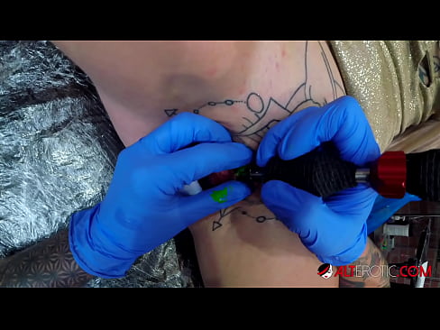 ❤️ Extremamente tatuada, a brasa Sully Savage fez uma tatuagem em seu clítoris ❤ Porno fodido em nós ❌