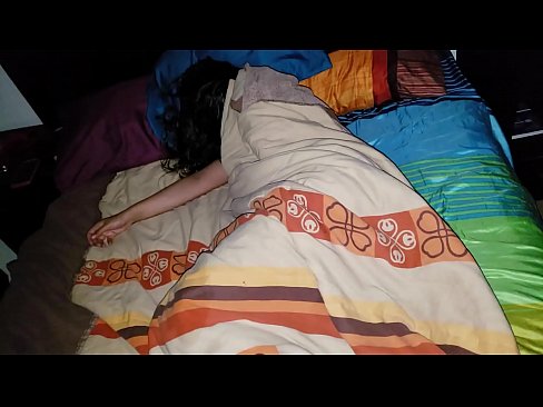 ❤️ Stepson berating sua jovem madrasta enquanto ela dorme. ❤ Porno fodido em nós ❌