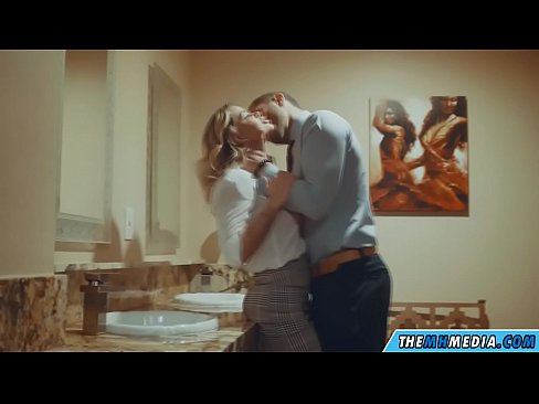 ❤️ Quando uma loira peituda o seduz em um banheiro público ❤ Porno fodido em nós ❌